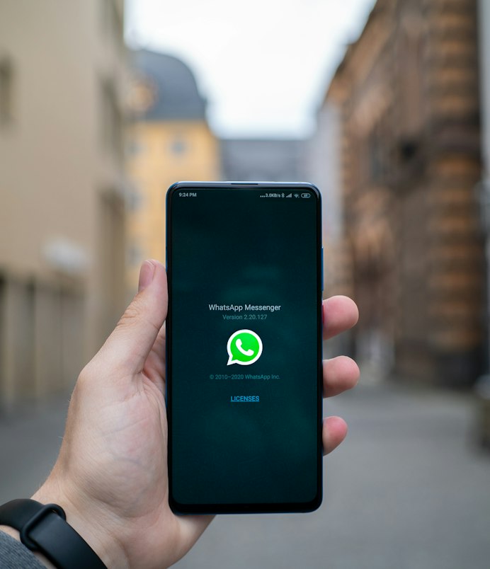 Celular com WhatsApp aberto