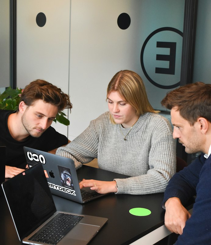 Equipe trabalhando junta em um notebook